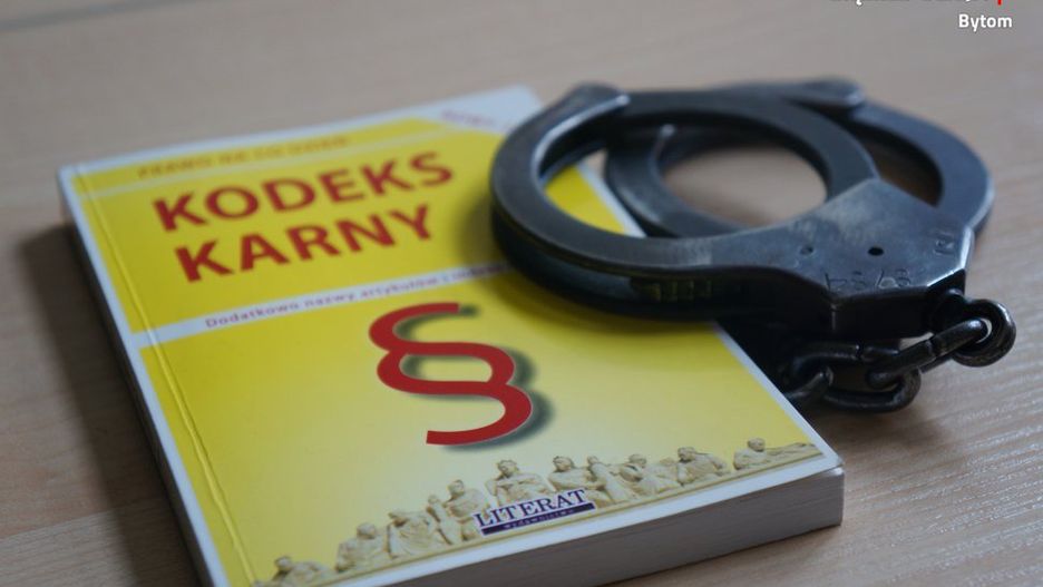 śląskie. 12 lat więzienia grozi 35-letniemu mężczyźnie, który dwukrotnie napadał na placówki handlowe w Bytomiu.