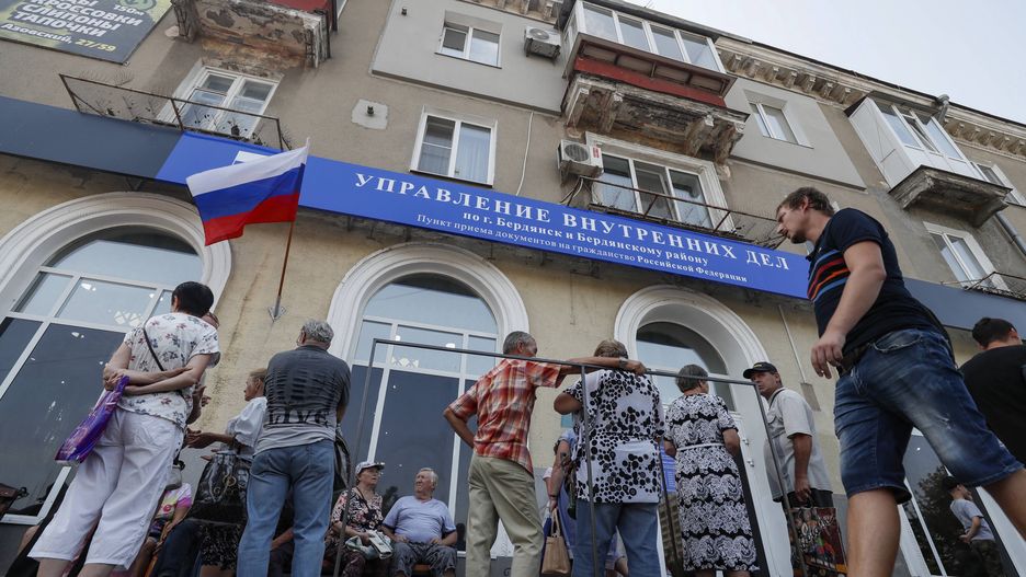 Russia issues passports for Ukrainians in Berdyansk
epa10149883 A picture taken during a visit to Berdyansk organized by the Russian military shows residents standing in line for submitting documents at a center for the preparation of documents for the registration of Russian citizenship and passport application, near a banner reading 'We are one people', in Berdyansk, Zaporizhia region, Ukraine, 31 August 2022. The head of the Zaporizhia region's part controlled by Russia, Yevgeny Balitsky, announced that he had signed an order to hold in September 2022 a referendum for annexation into Russia. Twelve headquarters for the preparations of the referendum opened in Berdyansk and Berdyansk district of the Zaporizhia region, said the head of the military-civilian administration of Berdyansk and Berdyansk region Alexander Saulenko. The city of Berdyansk is located in the territory controlled by the troops of the Russian Federation and the city is administered by the Military-Civilian Administration controlled by Russia. On 24 February 2022 Russian troops entered the Ukrainian territory in what the Russian president declared a 'Special Military Operation', starting an armed conflict that has provoked destruction and a humanitarian crisis.  EPA/YURI KOCHETKOV 
Dostawca: PAP/EPA.
YURI KOCHETKOV
