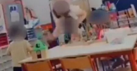 Paryż oburzony jej zachowaniem. Spójrzcie, co nauczycielka zrobiła dziecku