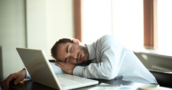 Odebrano nam prawo do snu – Dlaczego system zmusza nas do życia w ciągłym zmęczeniu