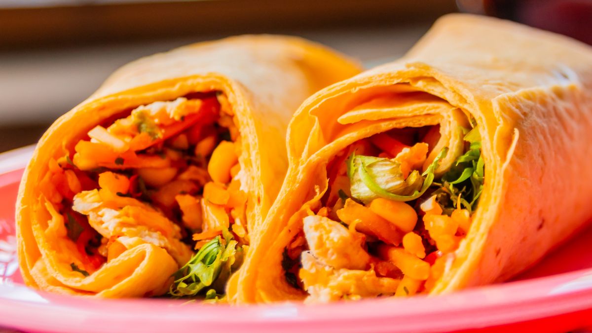 Tortilla z hummusem i warzywami sprawdzi się jako lunch do pracy