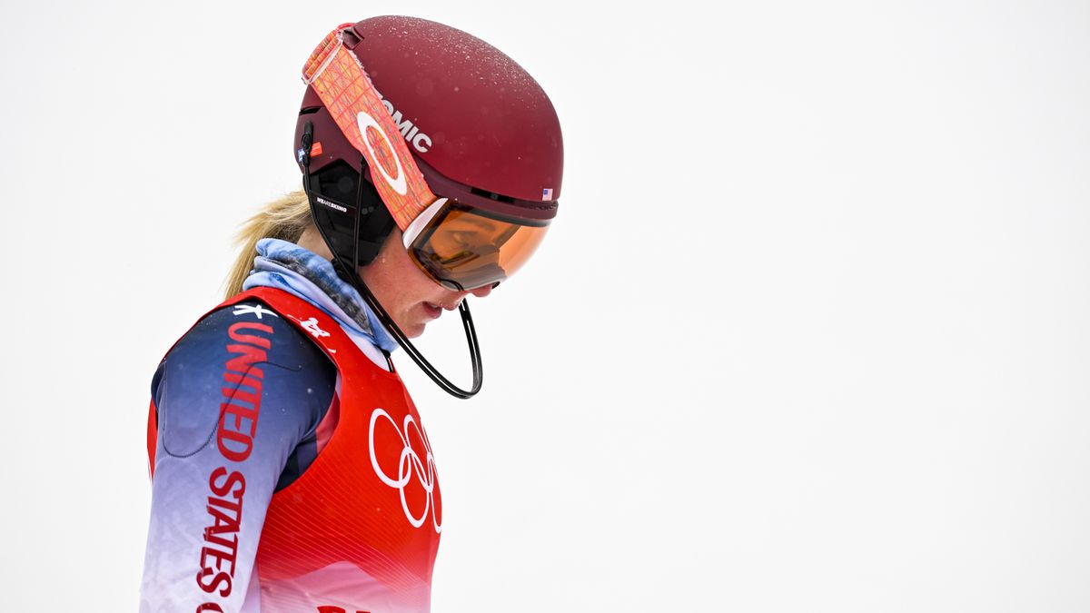 epa09765145 Mikaela Shiffrin of the United States reacts in the finish area during the Women's Alpine Skiing Combined Slalom race at the Beijing 2022 Olympic Games at the Yanqing National Alpine Ski Centre Skiing, Beijing municipality, China, 17 February 2022.  EPA/JEAN-CHRISTOPHE BOTT Dostawca: PAP/EPA.