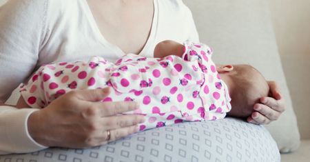 Szybka reakcja kobiety na lotnisku. Uratowała życie niemowlęciu