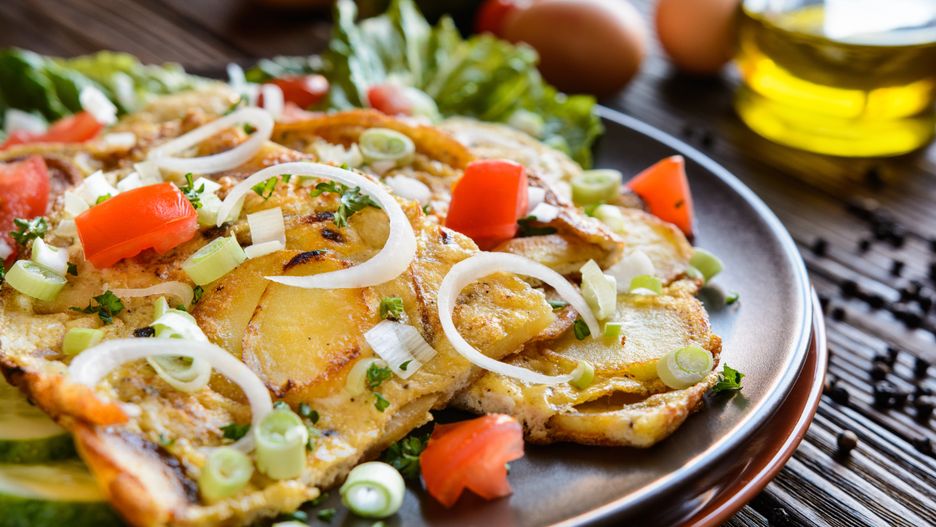 Omlet z ziemniakami i kiełbasą