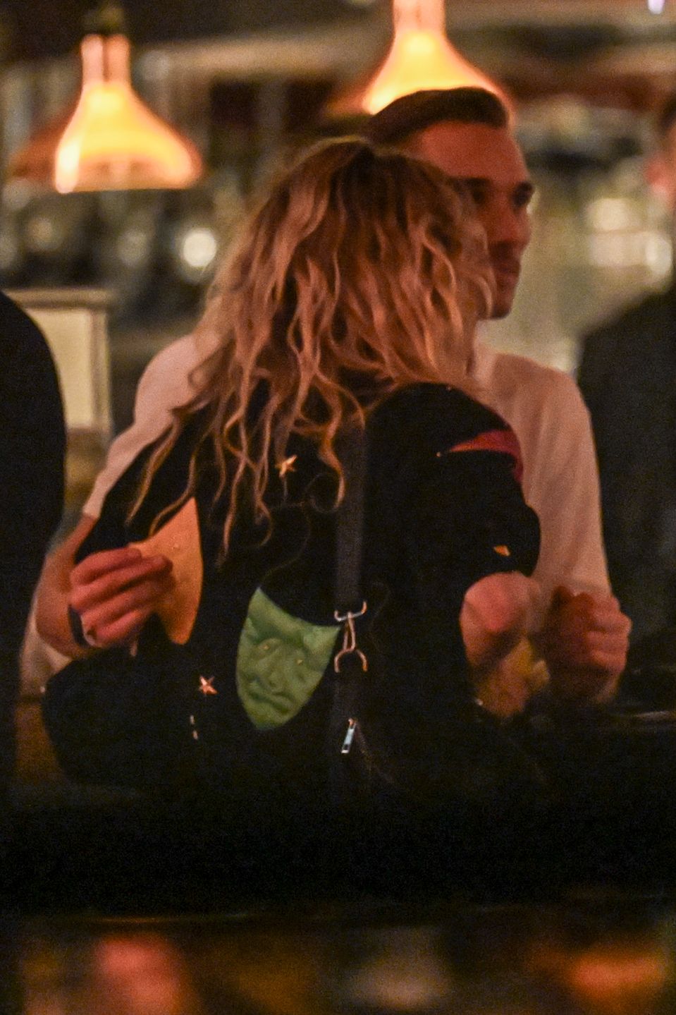 Maurycy Popiel całuje się z tajemniczą blondynką