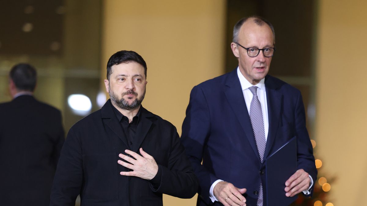 BERLIN, GERMANY - DECEMBER 15: German Chancellor Friedrich Merz (R) and Ukrainian President Volodymyr Zelensky arrive to speak to the media at the Chancellery on December 15, 2025 in Berlin, Germany. Zelensky is meeting with European leaders tonight following his meetings with negotiators from the U.S. yesterday and earlier today at the Chancellery in an effort to work towards a ceasefire in Russia's ongoing war in Ukraine.  (Photo by Sean Gallup/Getty Images)