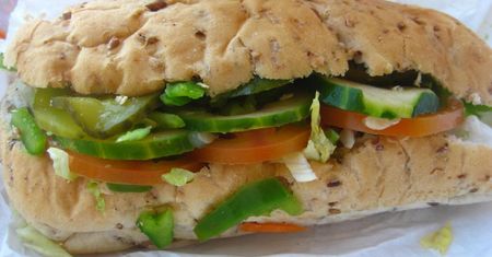 Kanapka na białym pieczywie z tuńczykiem, sałatą i pomidorem (Subway)