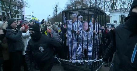“Trybunał dla zbrodniarzy wojennych”. Protest przed ambasadą Rosji