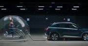 Hyundai pokazuje, że spalinami Nexo można oddychać