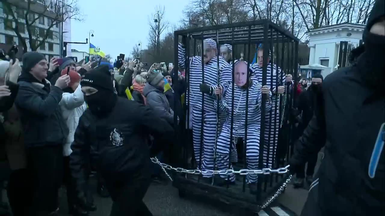 “Trybunał dla zbrodniarzy wojennych”. Protest przed ambasadą Rosji