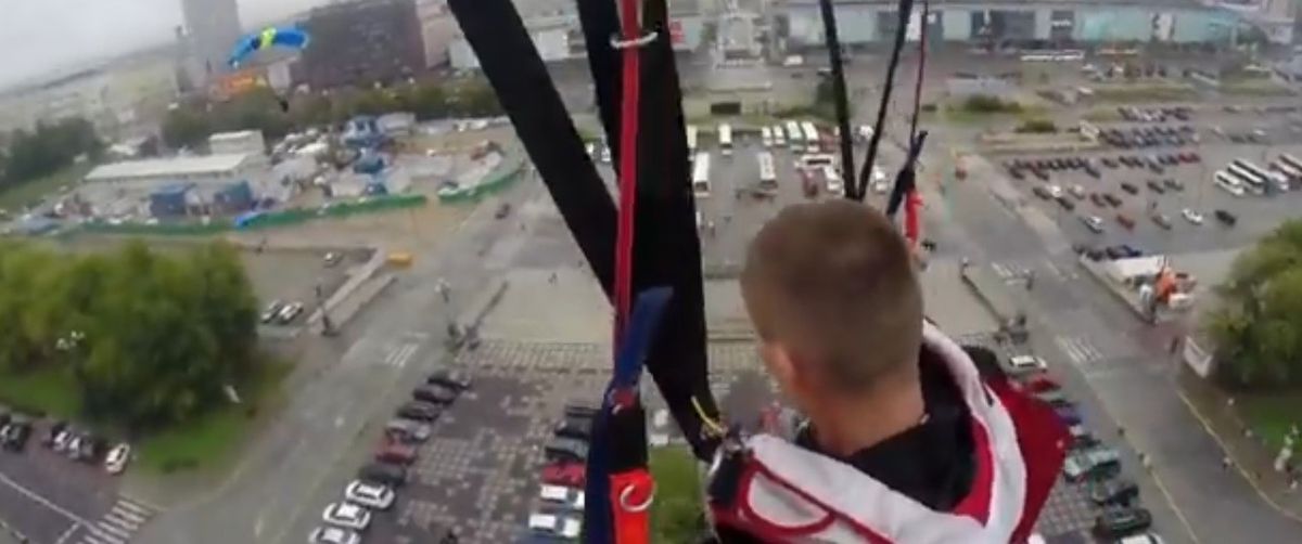 Skoczyli z Pałacu Kultury, teraz szuka ich policja