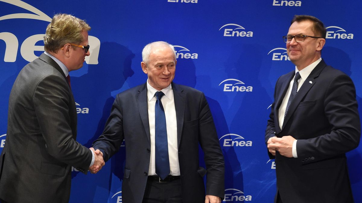 Minister energii Krzysztof Tchórzewski gratuluje zarządowi Enei (z lewej wiceprezes Mikołaj Franzkowiak i z prawej prezes Mirosław Kowalik).