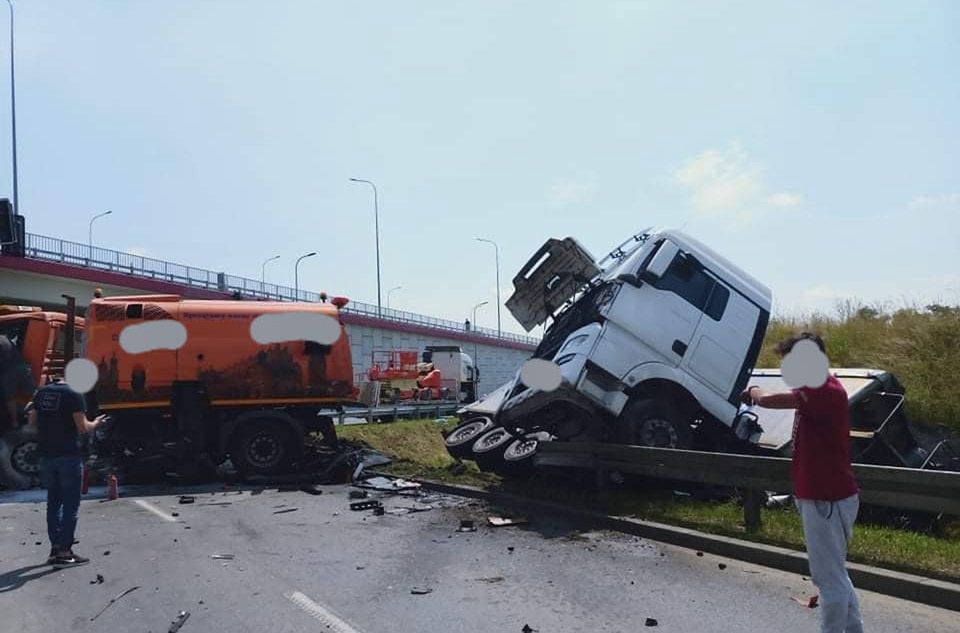 Kraków. Wypadek na S7. Zginął kierowca zamiatarki