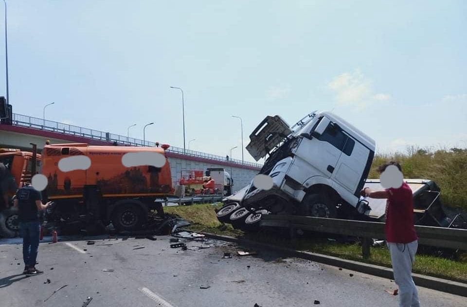 Kraków. Groźny wypadek na skrzyżowaniu. Kierowca nie żyje 