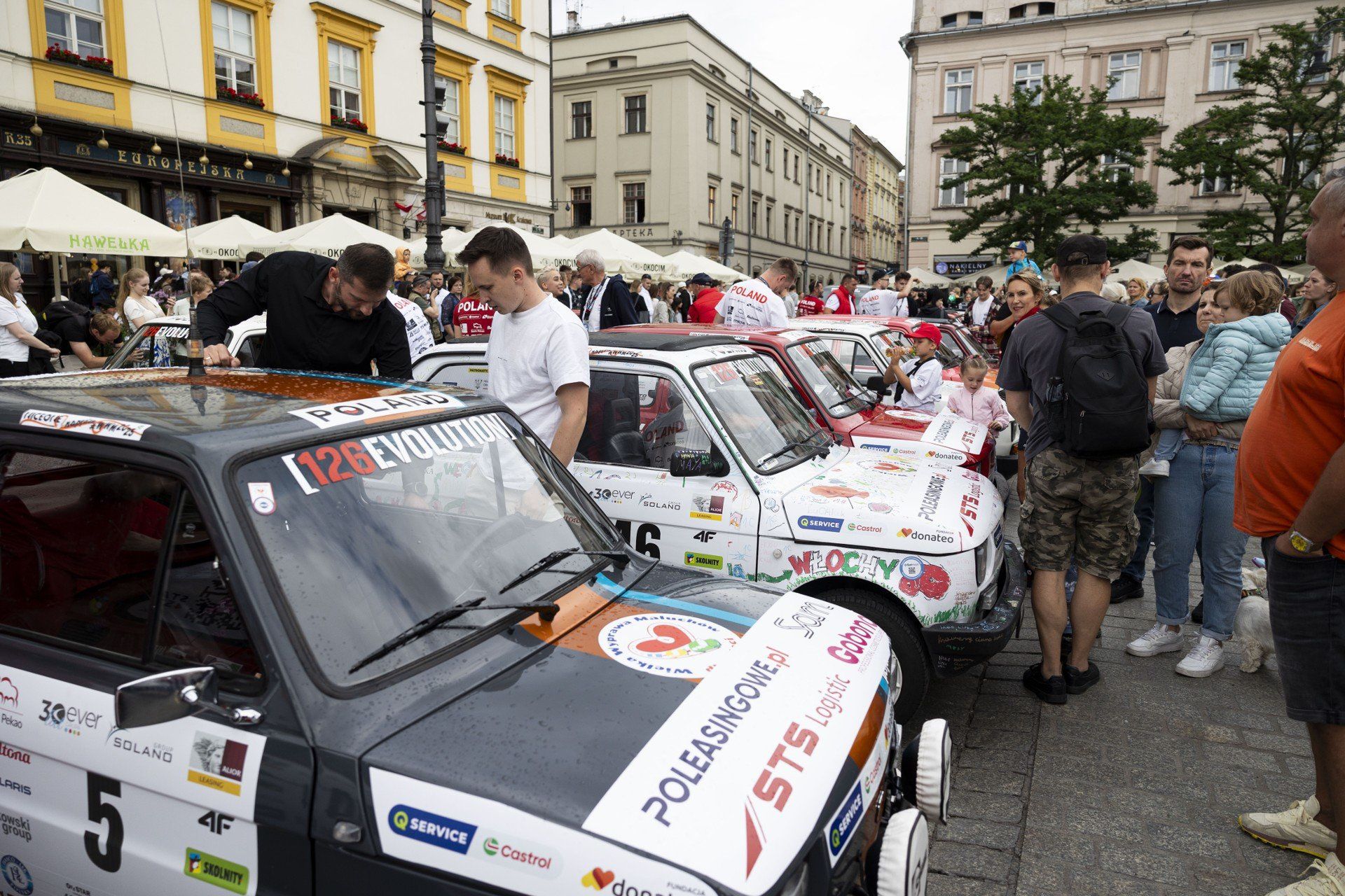 17.07.2025 KRAKOW
 RYNEK GLOWNY AKCJA CHARYTATYWNA WIELKA WYPRTAWA MALUCHOW MALUCH MALY FIAT FIAT 126P 
 FOT. WOJCIECH MATUSIK / POLSKAPRESS