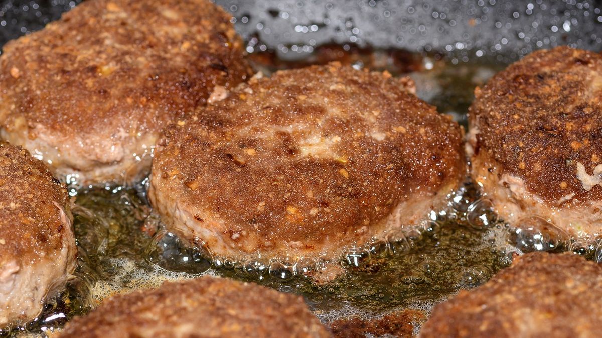 Kotlety mielone w królewskim wydaniu. Ten składnik dodaje im niezwykłego aromatu
