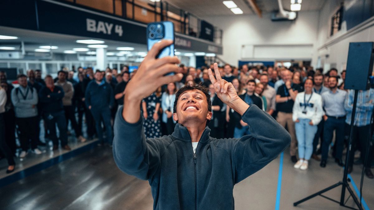 Materiały prasowe / Williams / Na zdjęciu: Alexander Albon na tle personelu Williamsa