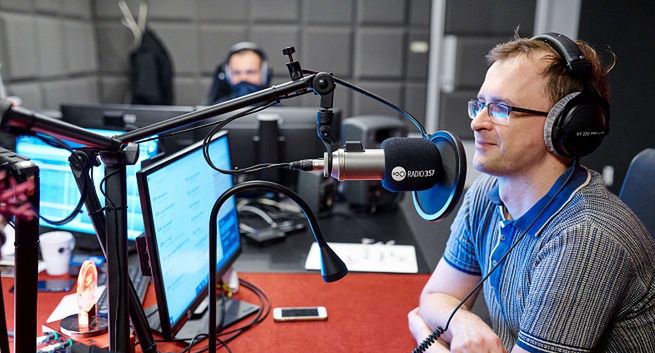 Bartosz Gil w Radiu 357 prowadzi „Panoptikum” i „Wiszące ogrody”