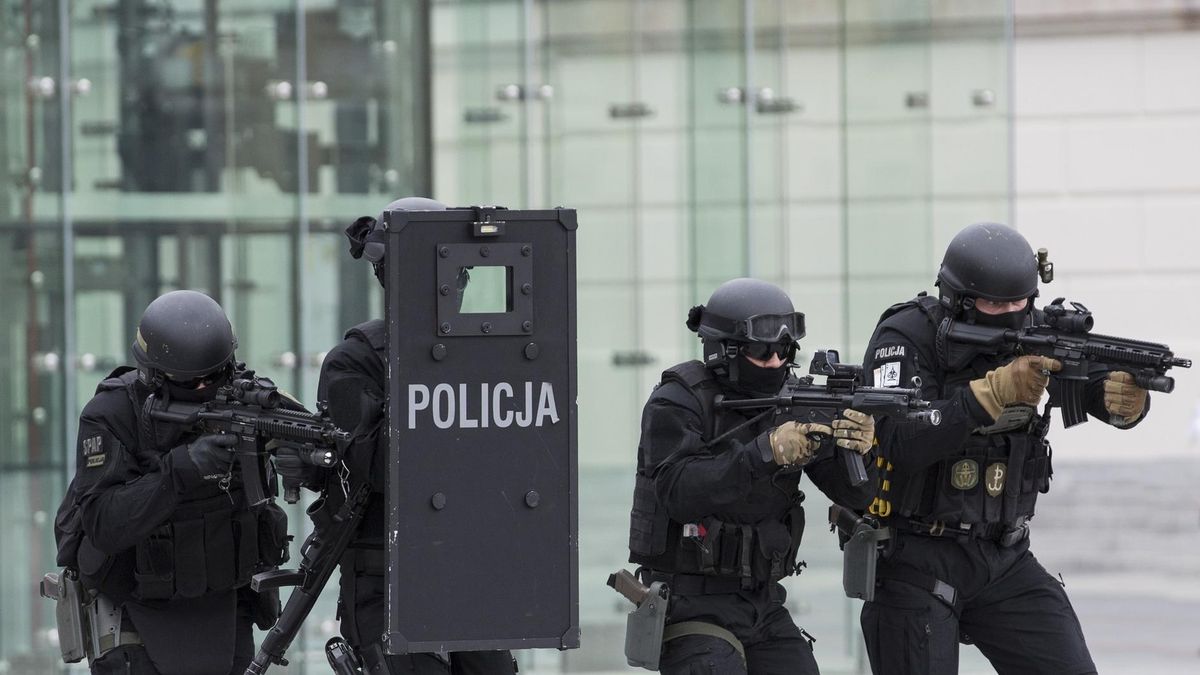Samodzielny Pododdział Antyterrorystyczny Policji podczas pokazu we Wrocławiu