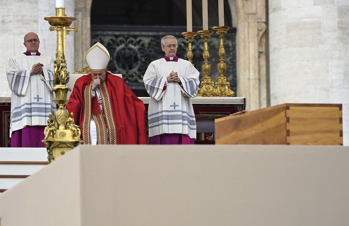 Franciszek pożegnał Benedykta XVI.