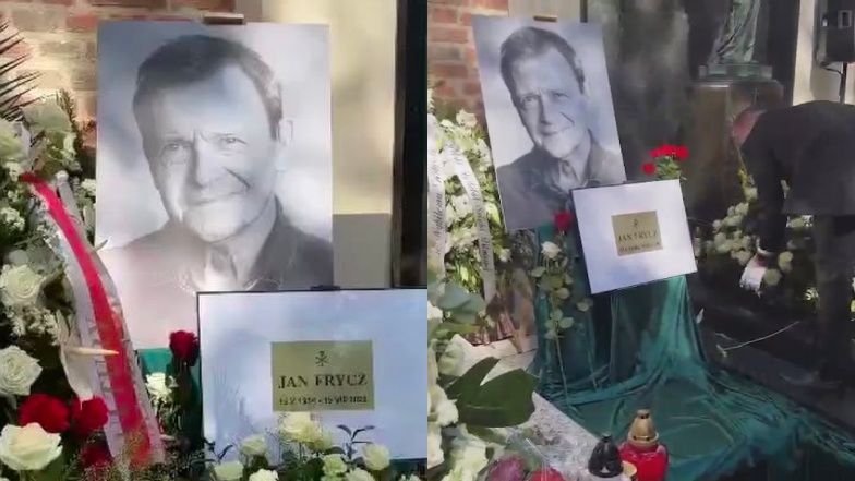 Grób Jana Frycza został zasypany morzem białych kwiatów (WIDEO)