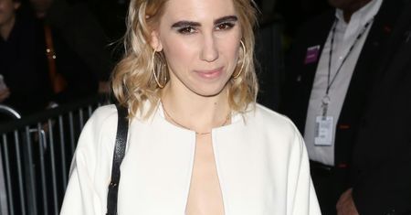 "Dziewczyny": Zosia Mamet zaskoczyła kreacją z głębokim dekoltem