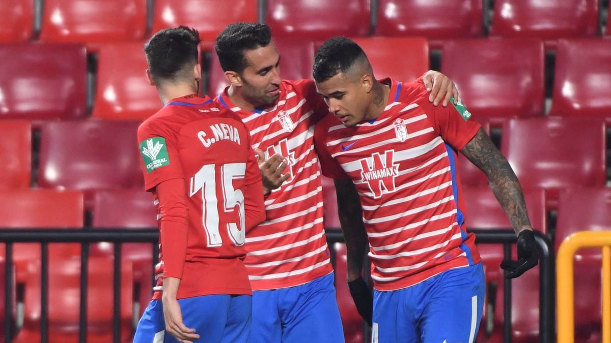 PAP/EPA / Miguel Angel Molina MESSI / Na zdjęciu: piłkarze Granada CF