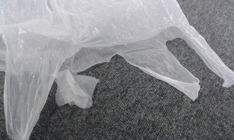 Przy sklepach powinni postawić śmietniki. Na pieniądze [Felieton]