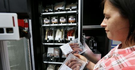 Zakaz handlu w niedzielę może przynieść rozkwit automatycznych sklepów. Najwięcej stracą pracownicy