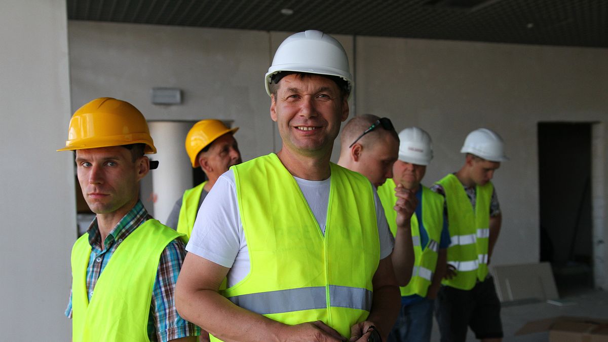 Janusz Ślączka na budowie stadionu Orła