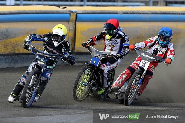 Ryan Douglas przed Adrianem Cyferem i Dimitrim Berge