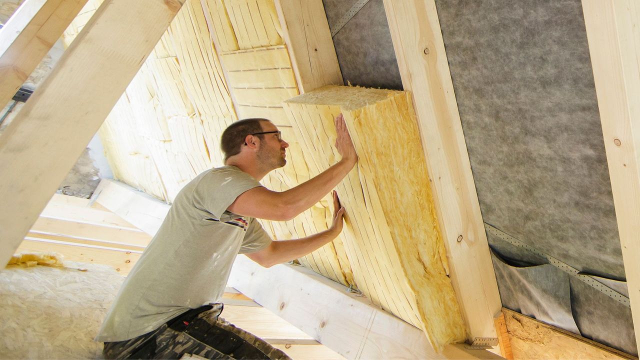 Styropian czy wełna? Ten wybór może kosztować właściciela domu tysiące złotych