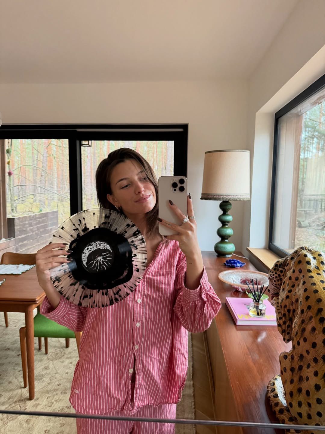 Julia Wieniawa chwali się widokiem z leśnej chatki