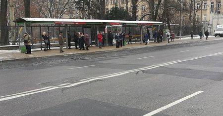 Zapadnięta jezdnia na al. Racławickich. Kierowcy, uważajcie!