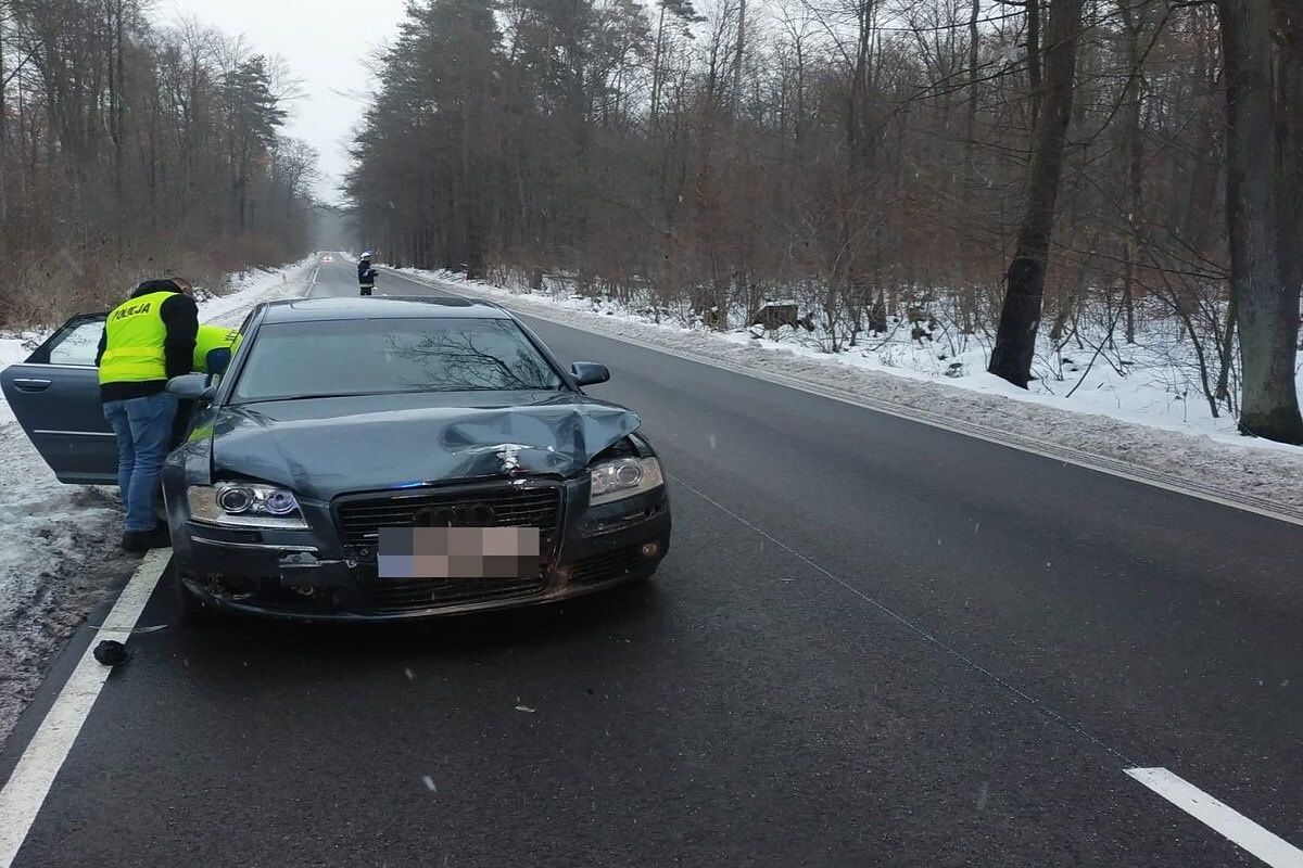 Uszkodzone Audi wypadek koło Tomaszowa Lubelskiego