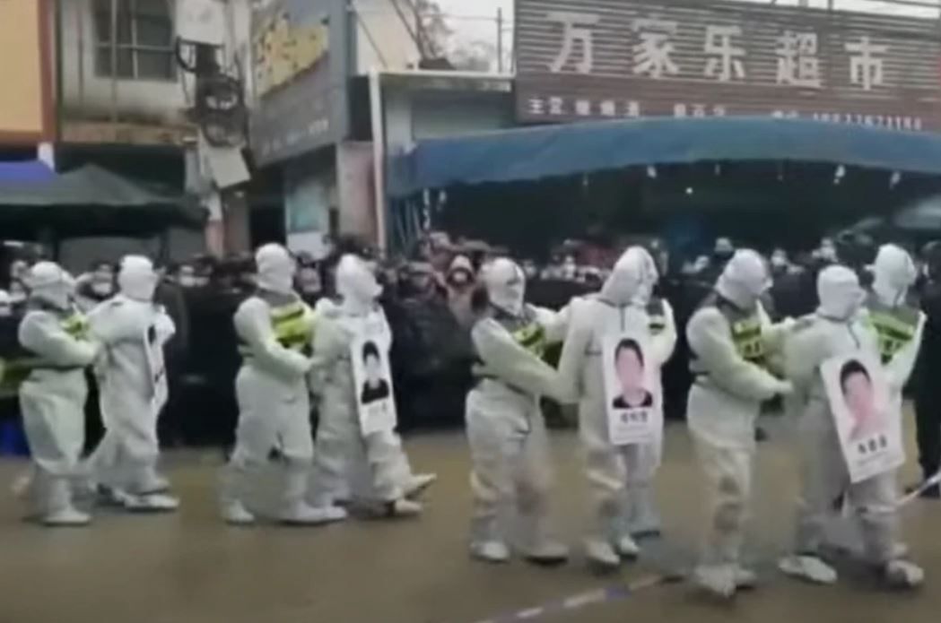 Czterech mężczyzn przeprowadzono ulicami miasta Jingxi na południu Chin (Fot. youtube)