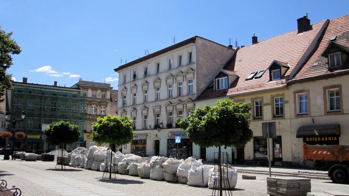 W dolnośląskich Świebodzicach pracownicy Domu Kultury szyli maseczki do mieszkańców. Niektórzy radni uważają, że przy ich rozdawaniu mogło dojść do przestępstwa