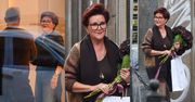 Elegancka Jolanta Kwaśniewska buszuje w butiku znanego projektanta. Z zakupów wyszła z bukietem kwiatów
