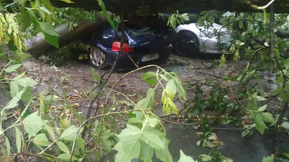 Przygniecione auta na ul. Braci Wieniawskich