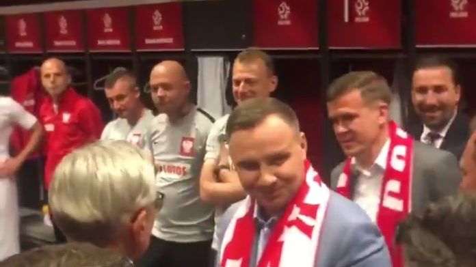 prezydent Andrzej Duda w szatni reprezentacji Polski po meczu z Litwą