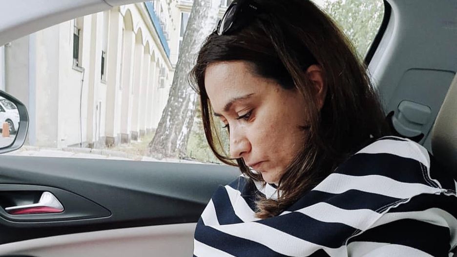 Narine przez 10 lat walczyła o dziecko. Na zdjęciu robi sobie zastrzyk hormonalny w trakcie cyklu in vitro
