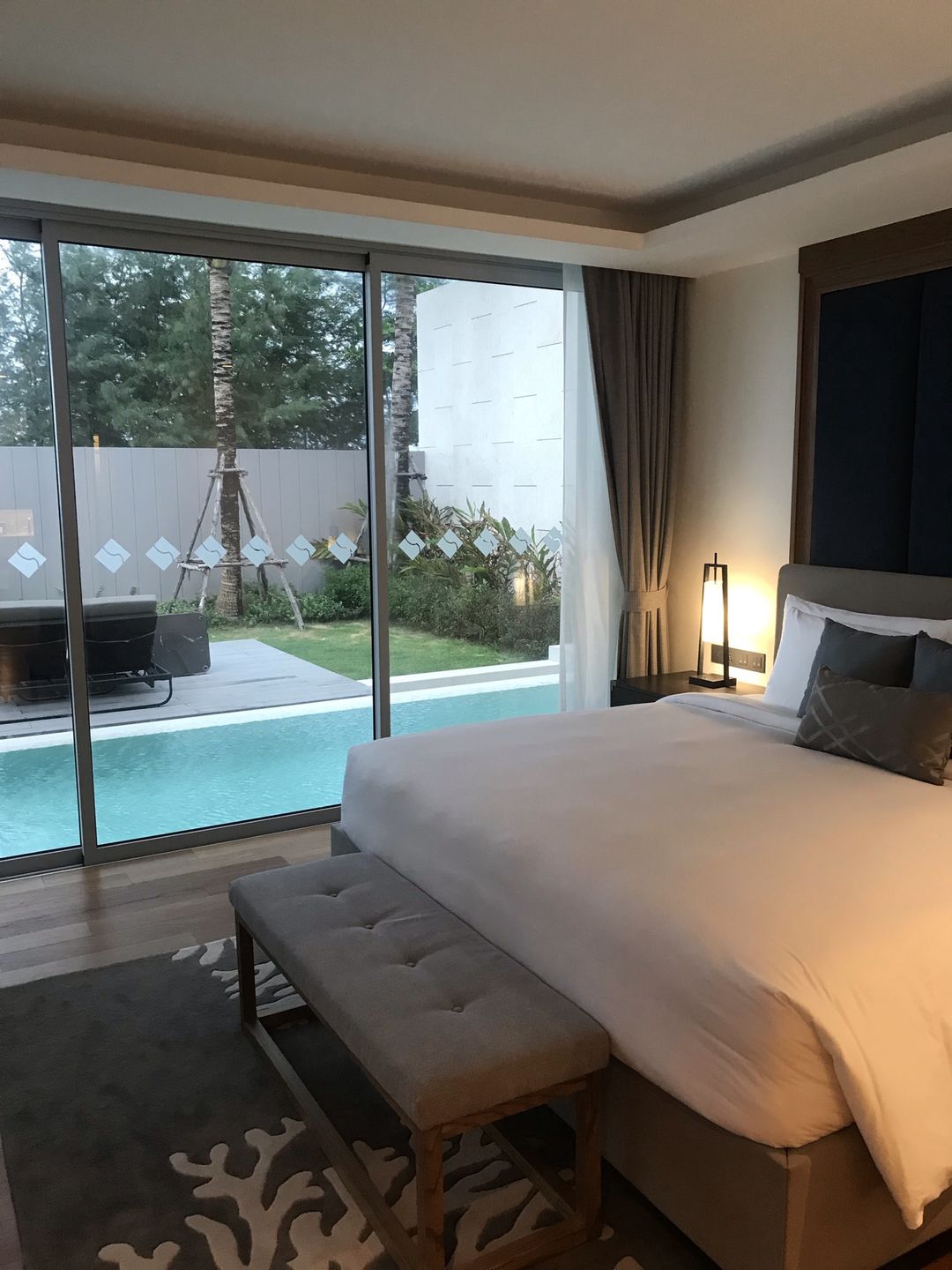 Na Phuket nie brakuje pięciogwiazdkowych resortów, hoteli i apartamentów. Przy rezerwacji najważniejsze, by pamiętać, że obiekt musi posiadać znak SHA+