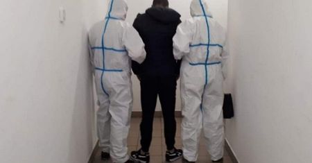 Wybił pałką szyby w aucie i schował się w garażu. To jednak nie koniec przewinień
