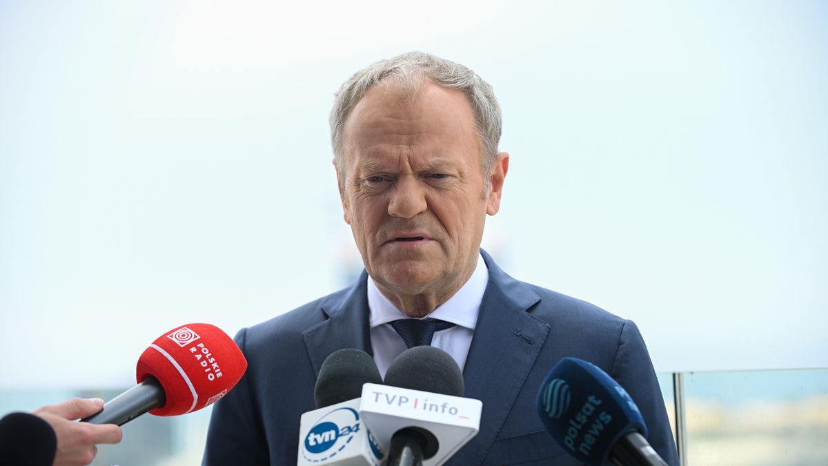 Luanda, Angola, 24.11.2025. Premier Donald Tusk podczas konferencji prasowej w Hotelu Epic Sana w Luandzie, 24 bm. Premier Donald Tusk wziął udział w sesji otwierającej VII edycję szczytu Unia Afrykańska - Unia Europejska. Tematyka szczytu obejmuje kwestie pokoju i bezpieczeństwa, rozwoju gospodarczego w ramach unijnej inicjatywy pn. Global Gateway. (sko) PAP/Marcin Obara