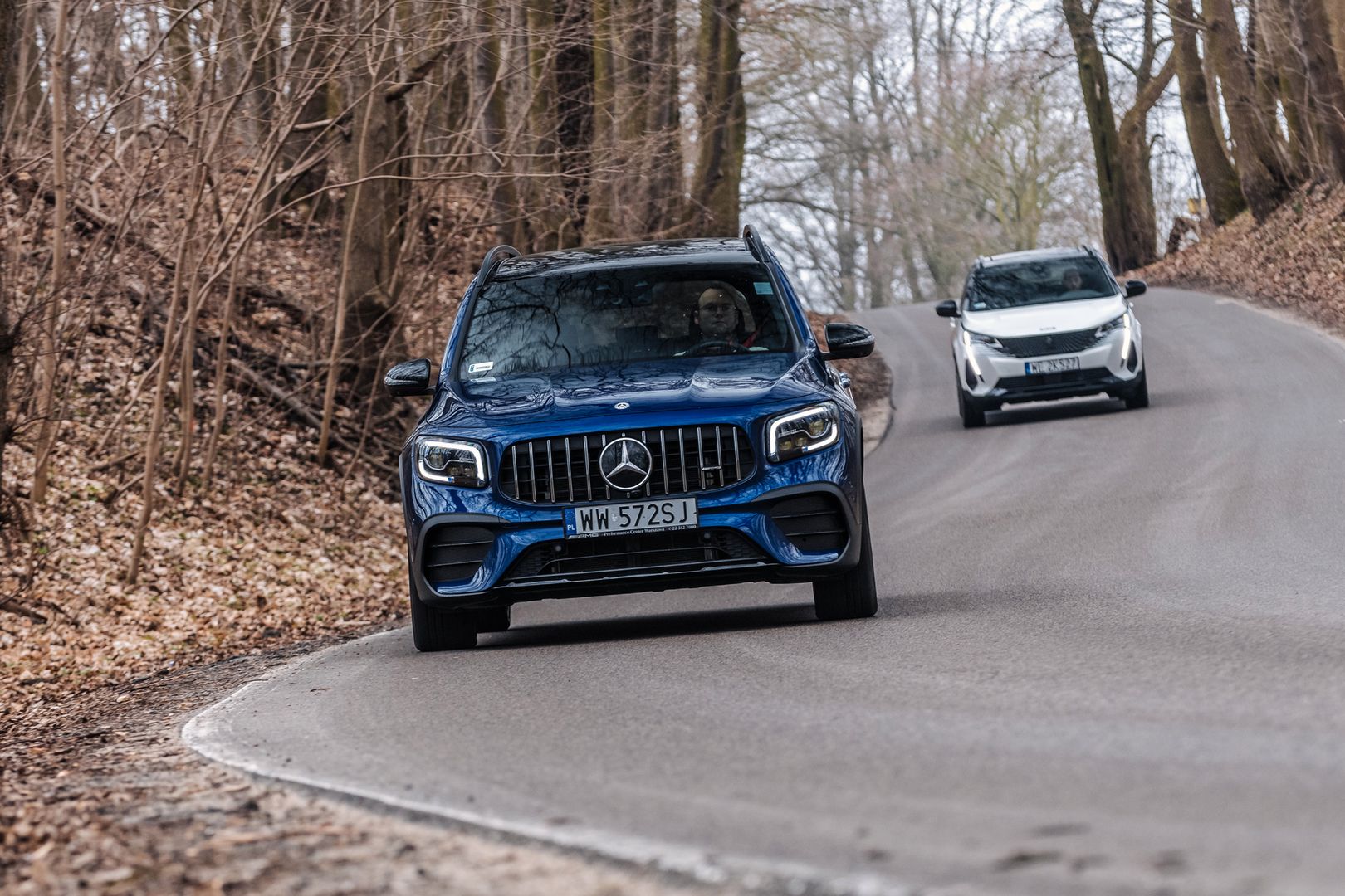 Peugeot 3008 HYbrid4 (2021) i Mercedes-GLB 35 AMG (2021)