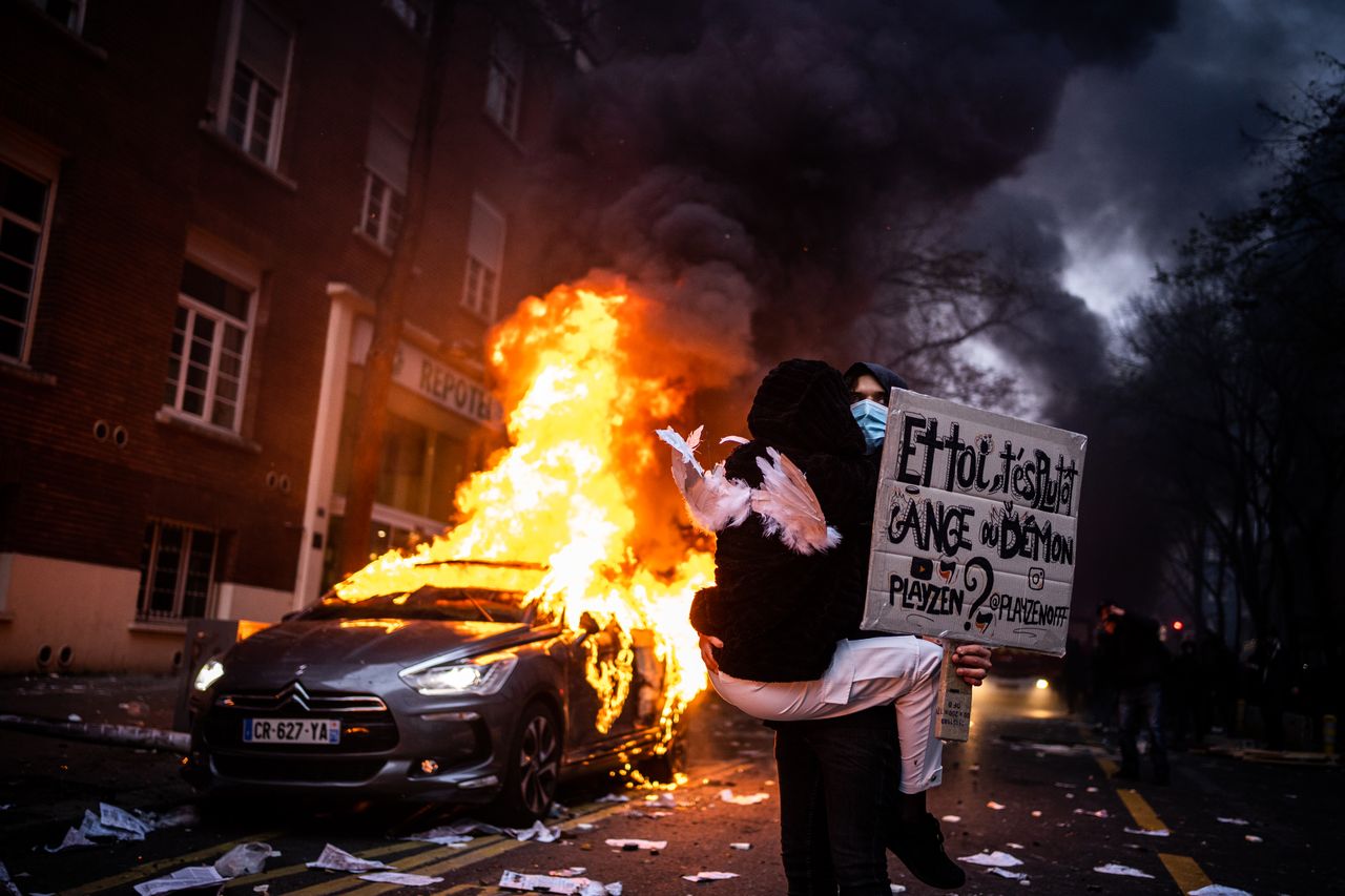 Zdjęcie dnia. Francuzi protestują, a samochody płoną na ulicach