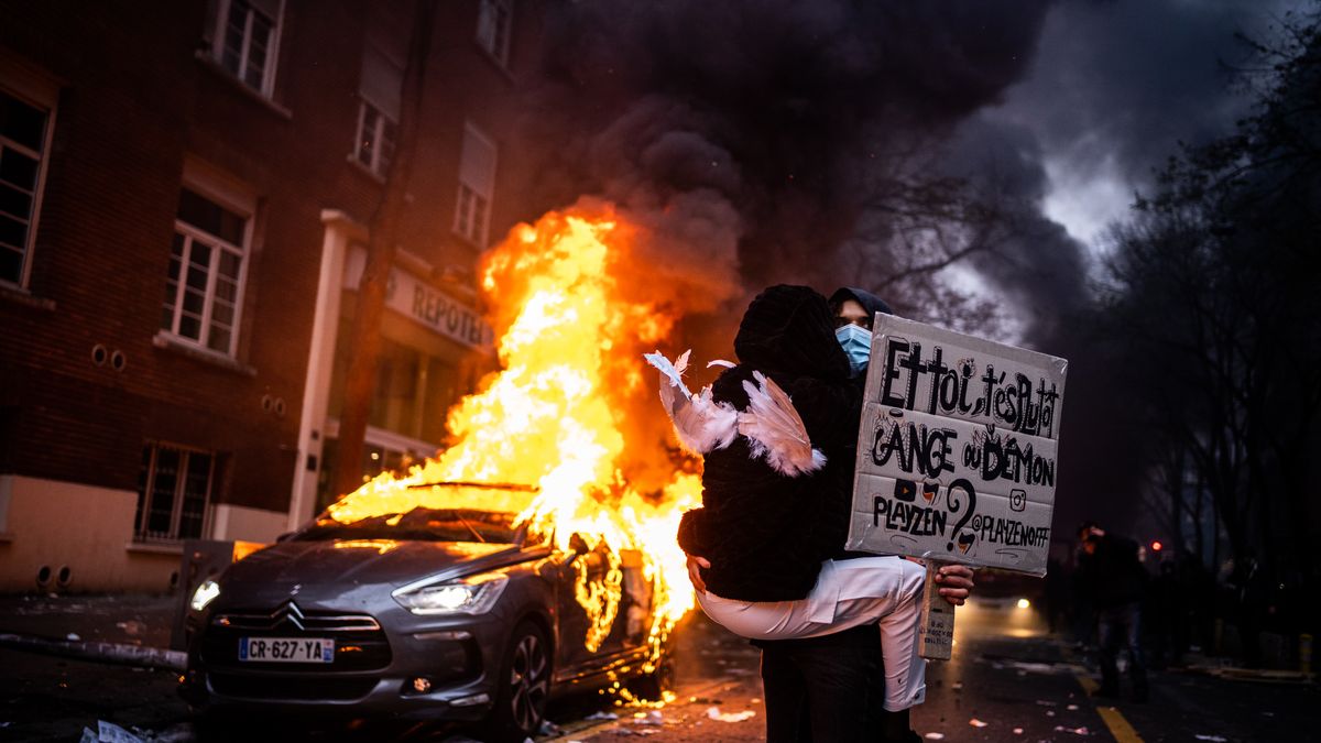 Zdjęcie dnia. Francuzi protestują, a samochody płoną na ulicach 1