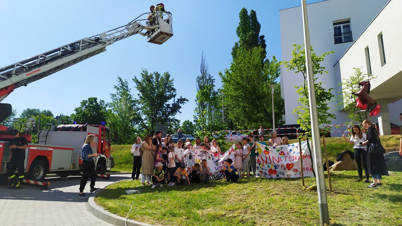 Dzieci ze Szkoły Podstawowej nr 1 w Sulęcinie zrobiły niespodziankę chorej koleżance. fot. Szpital Uniwersytecki w Zielonej Górze