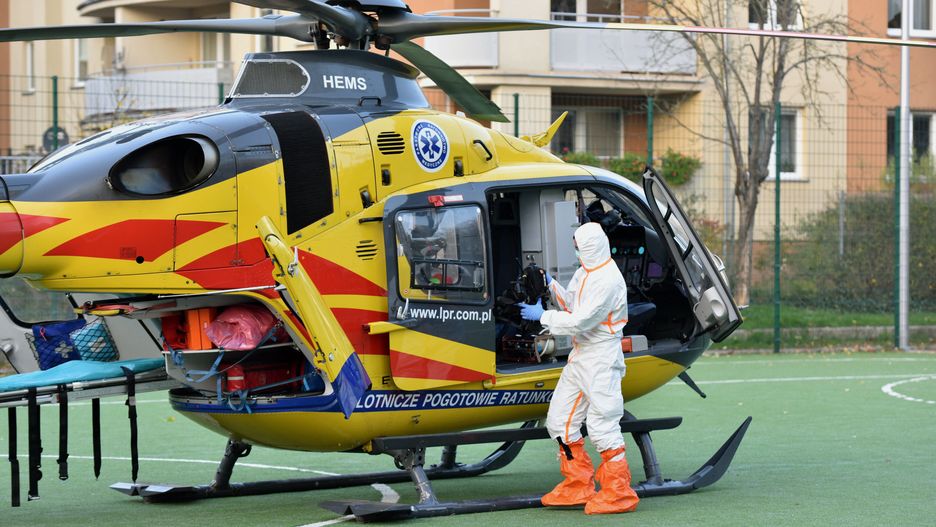 Koronawirus. Zielona Góra: zabrakło karetki, LPR lądowało na boisku