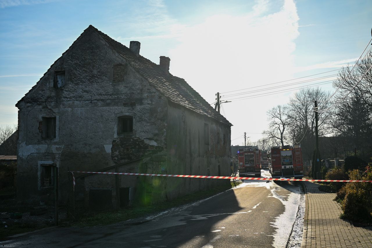 Służby na miejscu pożaru domu w miejscowości Skała